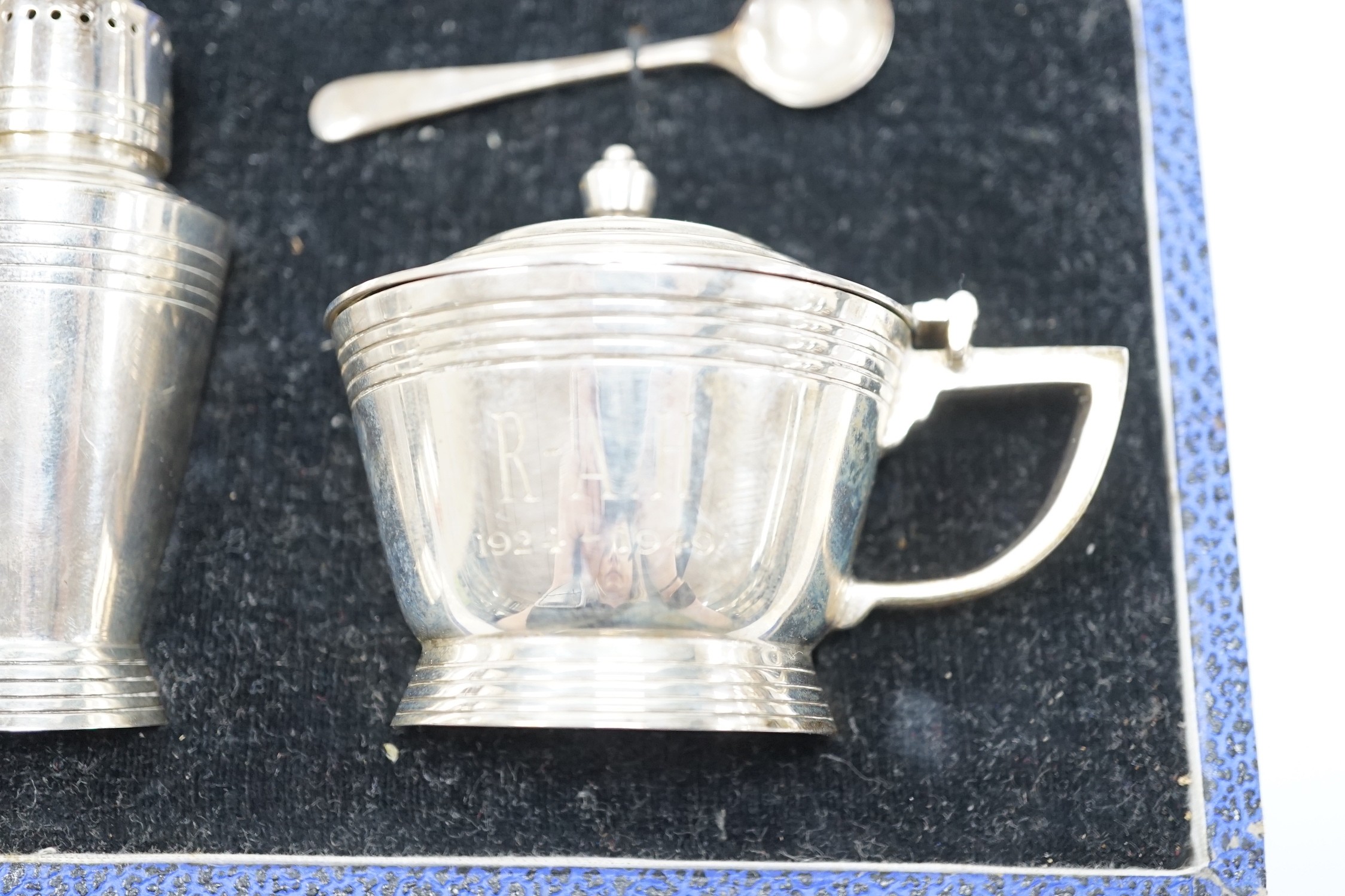 A cased George VI Art Deco silver three piece condiment set and two matching spoons, Mappin & Webb, Sheffield, 1948.